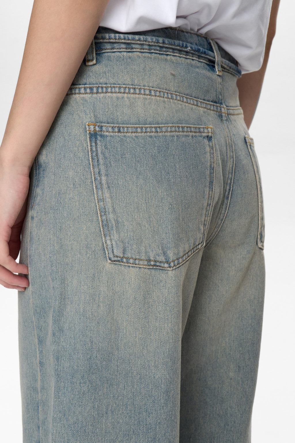 NUBROOKLYN - HR WIDE TINTED JEANS - Light Tinted Blue Denim