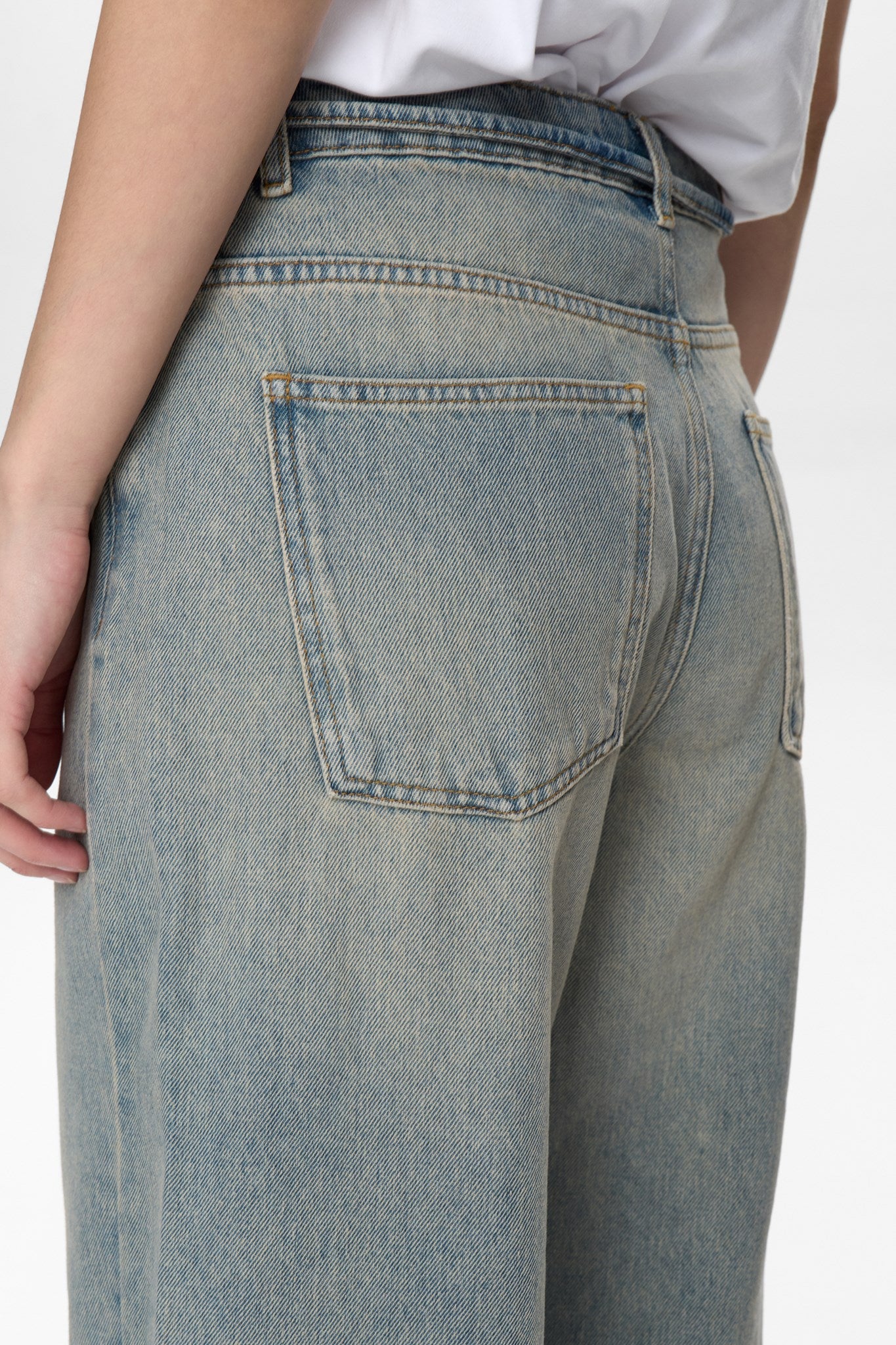 NUBROOKLYN - HR WIDE TINTED JEANS - Light Tinted Blue Denim